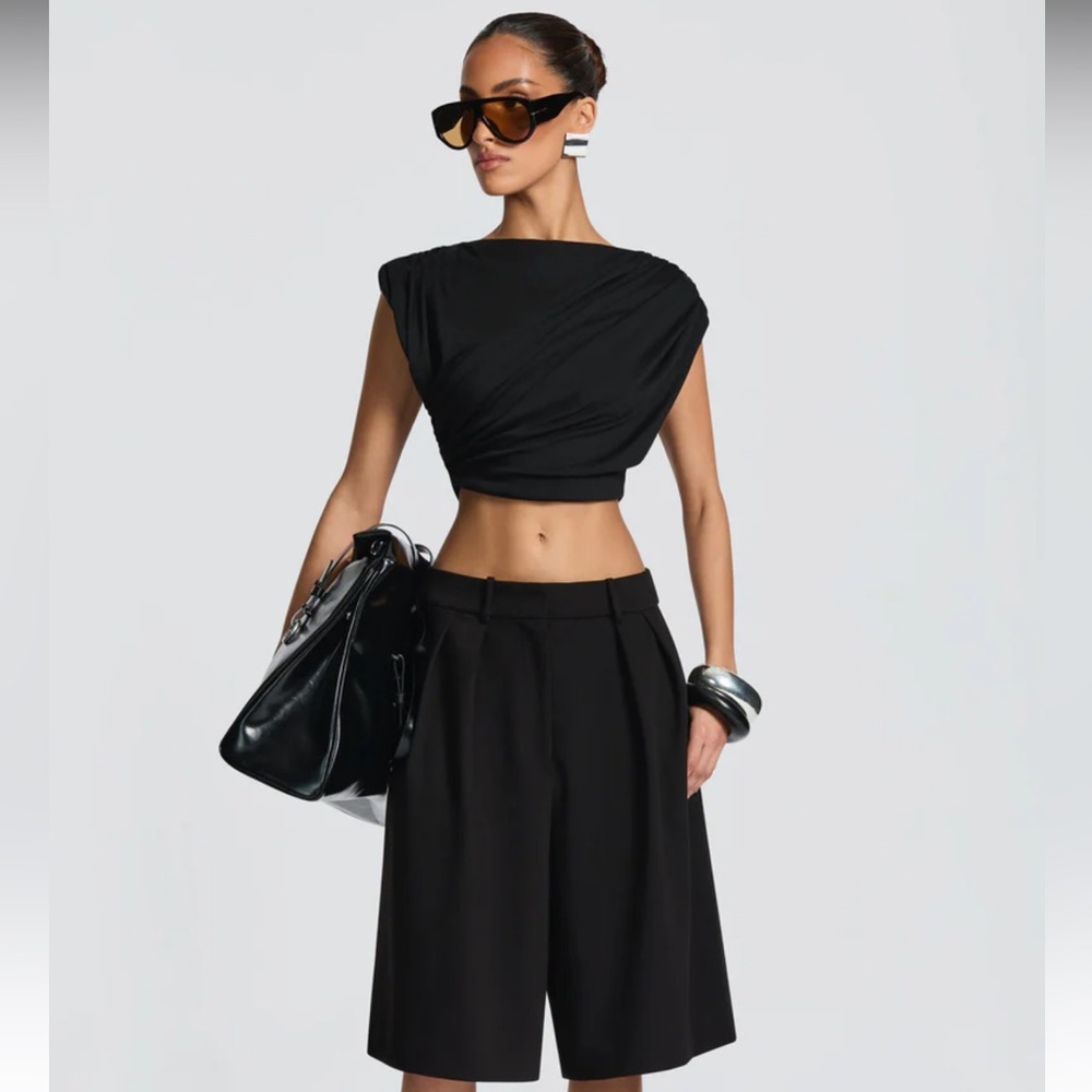 Elegant Black Bermuda shorts
